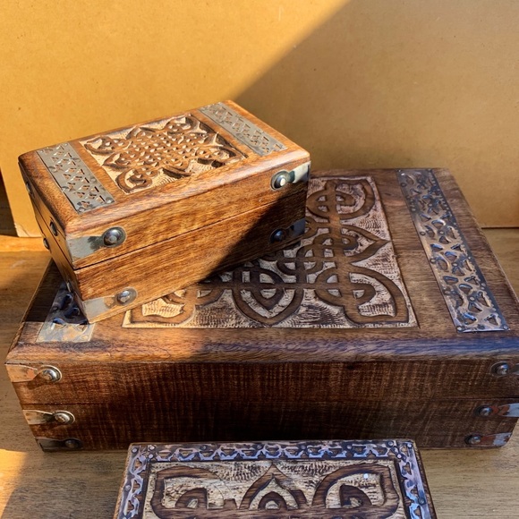 Carved Mango Wood Brass Mystic Triquetra Celtic Knot Artisan Trinket Storage Box - Picture 3 of 10